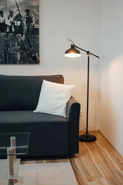 Pohovka v pokoji prostorného apartmánu v Šumperku