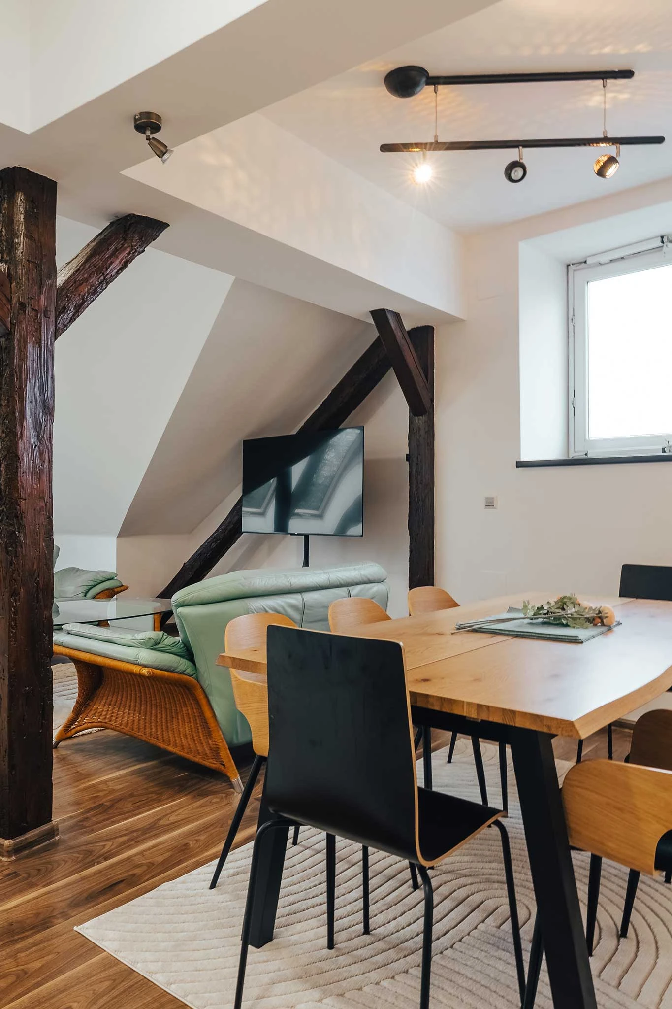 Jídelní část interiéru prostorného apartmánu v Šumperku